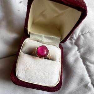 ELEGANT GOLD RING WITH PINKISH RED STONE